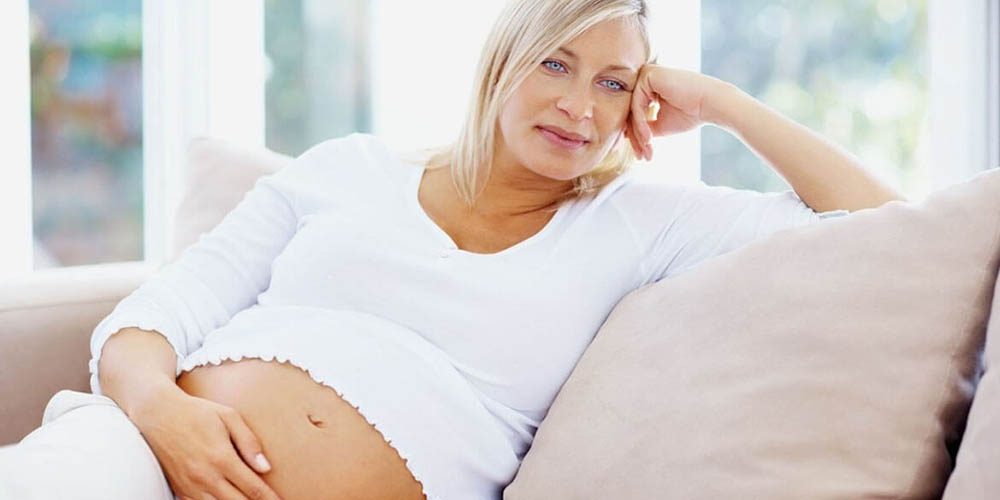 Mulheres engravidam cada vez mais tarde e especialistas alertam para os riscos