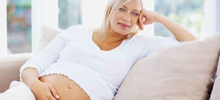 Mulheres engravidam cada vez mais tarde e especialistas alertam para os riscos